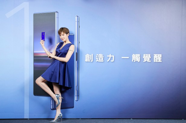 圖說五、Xperia 1以光的流動作為設計理念，推出夜空黑、晨霧灰、冰雪白、暮霞紫絕美四色