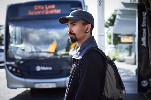 圖說一、SBH82D開放式立體聲藍牙耳機正式開賣。開放式聆聽體驗能同時聽到環境聲音，享受音樂的任何私人時刻皆能兼顧安全性(3)