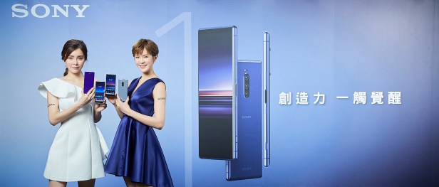 圖說一、Xperia 1在台販售4G+4G雙卡雙待版，內建6G RAM128G ROM，盒內附透明保護套搭配PD充電器，建議售價為$30,990元(2).jpg