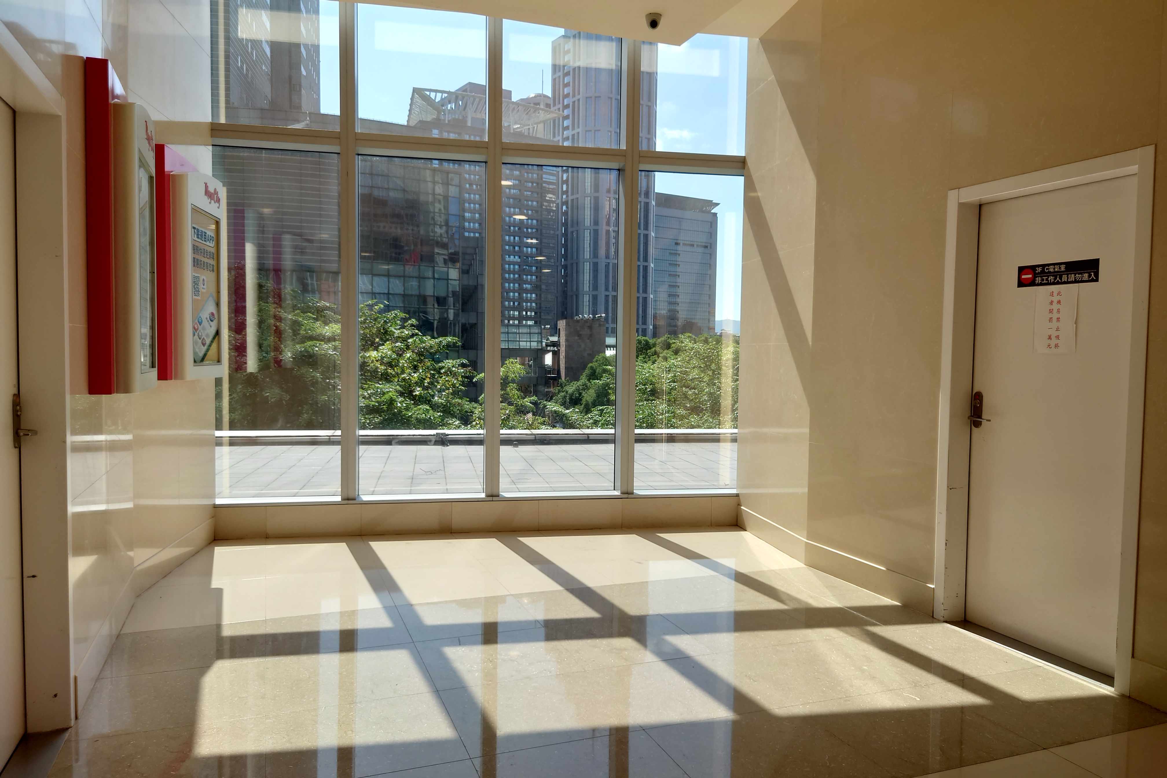 Photo Pro：Auto 偵測逆光模式- 24mm鏡頭