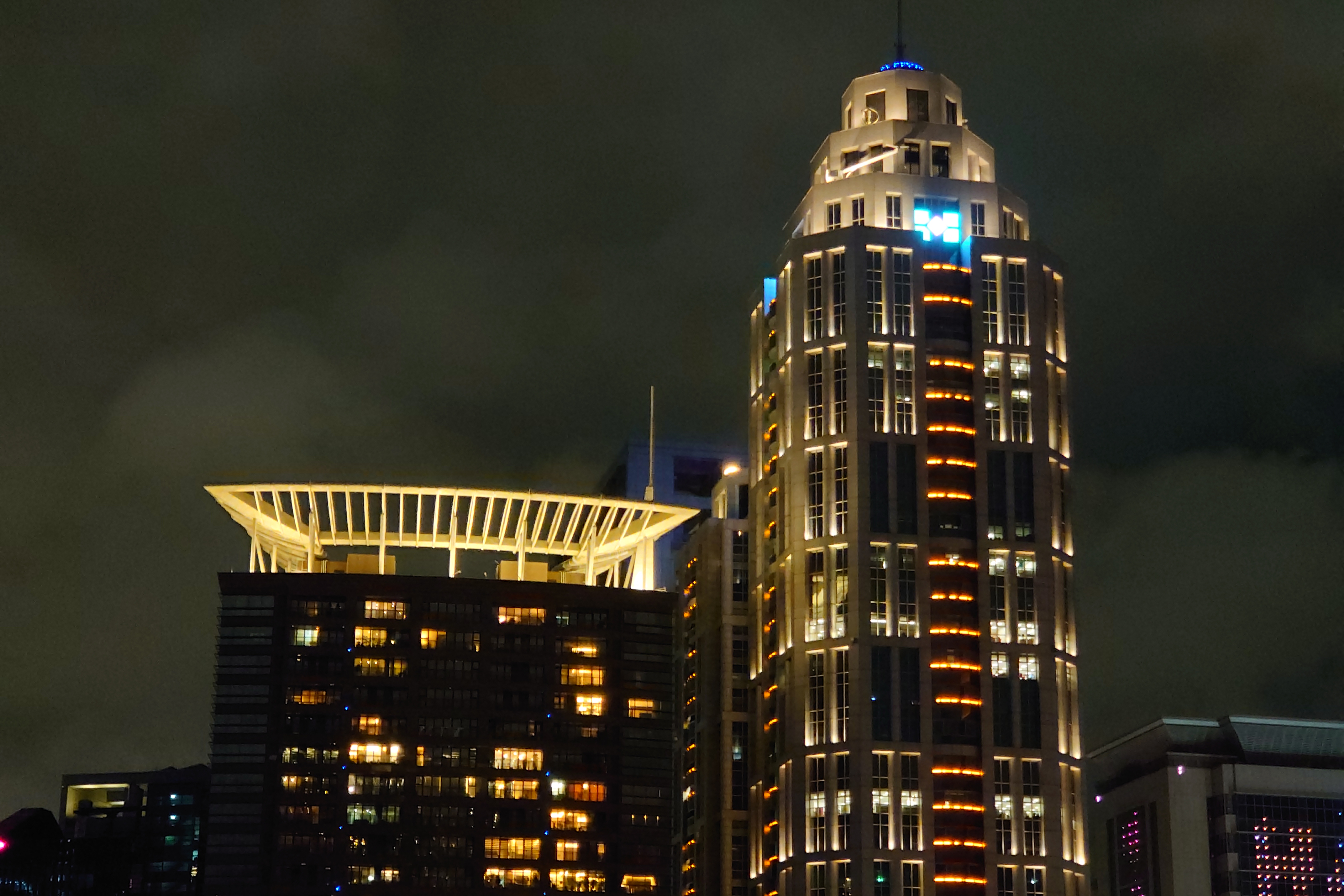 Photo Pro：Auto 偵測夜景模式 - 70mm鏡頭