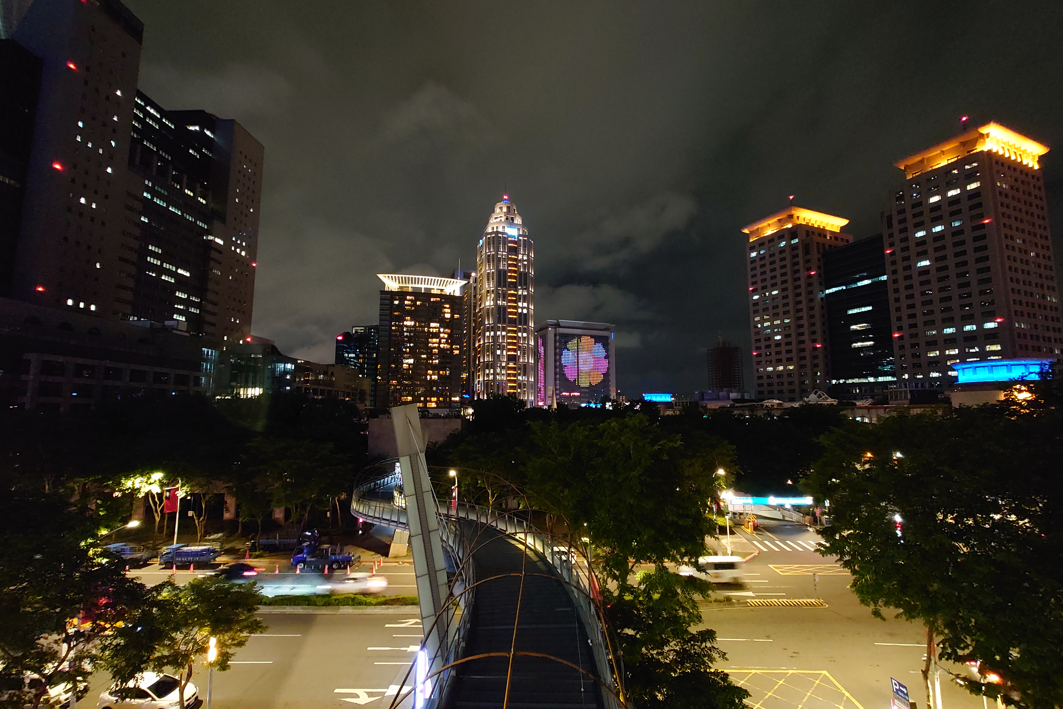 Photo Pro：Auto 偵測夜景模式 - 16mm鏡頭